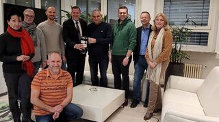 Irmgard M. T. Friedrich (v. l.), Ulla Mack, Thorsten Völlmer, Patrick Stypa, Oberbürgermeister Marcus Zeitler, Fritz Rösch, Moritz Mildenberger, Patrick Nauert und Bärbel Hesping bei der Spendenübergabe.