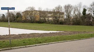 Längs der Hecke, die den Parkplatz der Rheinfrankenhalle abgrenzt, sollen die Sportflächen entstehen. Der geplante neue Parkplatz wird an den bestehenden angebunden und erhält eine eigene Ausfahrt zur Hockenheimer Straße, die in der Regel mit einer Schranke gesichert wird.