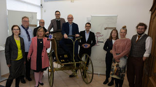 Anlässlich des Themenjahres Carl Theodor präsentieren die Organisatoren einen originalgetreuen Nachbau eines Gartenwagens des Kurfürsten: Jana Garbrecht (v. l.), Dr. Ralf Wagner, Gundula Sprenger, Klaus-Peter Deimann, Lars Maurer, Dr. René Pöltl, Oliver Engert, Dr. Barbara Gilsdorf, Katharina Simmert und Professor Dr. Hiram Kümper.