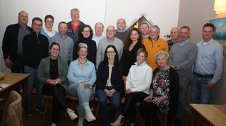 Hintere Reihe v.l.: Rolf Hallwachs, Simone Willmann, Dr. Stephan Verclas, Frank Westermann, Thomas Maier, Thorsten Vörg, Karl Stippinger; Mittlere Reihe v.l.: Sami Mansouri, Albert Stieger, Caren Thönnessen  Knoglinger, Gerhard Waldecker, Linda Hoti, Jürgen Zeilfelder, Ralf Waldherr, Andreas Hallwachs; Vordere Reihe, sitzend, v.l.: Annabel Wettstein, Kerstin Engelhardt, Sandra Worrow, Svenja Brehmer, Ulrike Breitenbücher. Es fehlen: Wolfgang Eichhorn, Fredi Engelhardt und Steffen Kaffenberger.