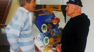 Volker Hinz (l.) und Aart Gisolf besprechen, wo das Stillleben hinkommen soll.