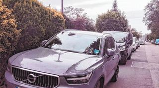 Während des Konzerts von Bruce Springsteen im Juli 2023 blockierten zahlreiche Autos Bürgersteige und teils Waldwege in Oftersheim. Archivbild: Gemeinde