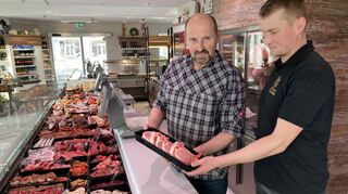 Metzgermeister Vater Jürgen Gieße (l.) und sein Sohn Jannik Gieße sind sichtlich stolz auf die Qualität der von ihnen erzeugten Fleisch- und Wurstwaren.
