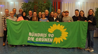 Die Grünen-Kandidaten: Karl-Heinz Sohn (v. l.), Felix Mülbaier, Christian Rothenhöfer, Michael Behr, Israa Salameh, Uwe Wacker, Larissa Rotter, Elena Heidenreich, Ursula Burk-hardt, Adolf Härdle, Simone Kelso, Christian Keller, Reinhold Gottfried, Melissa Stelzel, Johannes Rausch, Alessandro Gambi, Ronja-Evita Dörflinger, Elke Dörflinger.