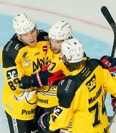 Jubel über das 1:0 der Adler mit Torschütze David Wolf (l.)