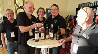Echte Raritäten von Brora und Port Ellen gibts am Stand von Spirituosen Futterer. Da stehen Flaschen im Wert von 13000 Euro auf dem Tisch.