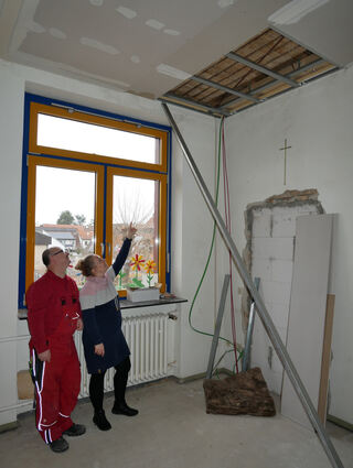 Architektin Rebecca Schell und Elektriker Hollose Attila besprechen die Verlegung der Strom- und Internetkabel, wofür extra ein Stück der neuen Brandschutzdecke offengelasen worden ist.