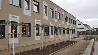 Der neue Pausenhof der Alten Schule ist nicht ganz so grün geworden, wie von den Planern gedacht: Die großen Rasenflächen sind kaum angewachsen und die sogenannten Präriebeete um die noch recht zarten Bäume derzeit nur zu erahnen.