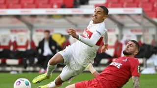 Leichte Schieflage: Stuttgarts Torschütze Enzo Millot (links) wird beim Kampf um den Ball von Kölns Julian Chabot rustikal gestoppt.