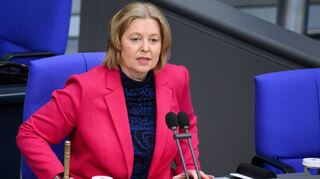 Bundestagspräsidentin Bärbel Bas eröffnet eine Plenarsitzung im Deutschen Bundestag.