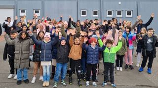 Schüler und Lehrer freuen sich über den geschafften Umzug. Von ihrer bisherigen Containeranlage in der Arndtstraße ist die Ge-meinschaft der Schule am Kraichbach in die Containeranlage der Hartmann-Baumann-Schule gewechselt.