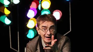 In seiner Karl-Lauterbach-Persiflage unübertroffen: Kabarettist Mathias Richling ist in der Stadthalle auch mit 70 Jahren noch sehr agil.