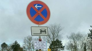 Seit Ende vergangener Woche weisen Schilder auf die Verkehrsbeschränkung hin.