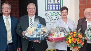 Strahlende Gesichter langjähriger Mitglieder, die jetzt teilweise in den Vorstand gewählt worden sind, bei der 70-Jahre-Feier im Oktober 2023 im Rose-Saal Oftersheim (v. l.): die Vorsitzenden Mario Helfrich und Ralf Kumpf, Schriftführerin Andrea Kumpf, Beisitzer Gerd Schäfer und Bürgermeister Pascal Seidel.