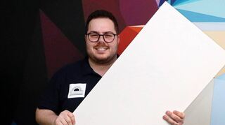 Denis Müller von der Oftersheimer Firma Ciling präsentiert eine Infrarotheizung, die zum Beispiel von der Decke aus strahlen kann.