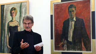 Erich Schuh eröffnet die Ausstellung mit Bildern von Heinz Friedrich im Palais Hirsch. Rechts ist ein Selbstbildnis von Heinz Friedrich zu sehen.