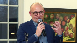 Oberbürgermeister Dr. René Pöltl begrüßt die zahlreichen Gäste – im Hintergrund ist ein Apfel-Stillleben von Heinz Friedrich zu sehen.