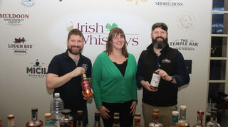Hochprozentiges für Kenner gibt es bei Mareike Spitzer von Irish Whiskeys. Mit dabei hat sie zwei Experten von der grünen Insel: Rory McDonnel (l.) und Daithi O’Connel.