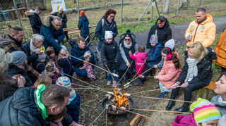 Erwartungsgemäß entwickelt sich das Stockbrotbacken zum absoluten Höhepunkt. Sowohl Kinder als auch die Eltern versammeln sich um das Lagerfeuer.