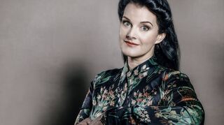 Autorin Britta Habekost stellt im Ratssaal des Gemeindezentrums Plankstadt ihren neuen Roman „Melodie des Bösen“ – umrahmt von Jazzmusik – bei einer Lesung vor.