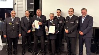 Ehrung für 50 Jahre Feuerwehrzugehörigkeit: Rainer Lietz (3. v.l.) und Gunter Wiedemann(4. v. l.) werden von Unterkreisführer Matthias Gerlach, Kommandant Daniel Ernst, Claus Schmitt und Matthias Splett beglückwünscht.