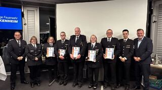 Vom Kreisfeuerwehrverband geehrt: Kommandant Daniel Ernst (v. l.), Kreisstabführerin Manuela Beer, Gabi Christ, Patrick Müller, Dieter Lunkewitz, Diana Bertram, Markus Rausch, der stellvertretende Vorsitzende des Kreisfeuerwehrverbands Claus Schmitt und Oberbürgermeister Marcus Zeitler.