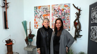 Gisela Baumann (l.) und Ina Sudano zeigen in ihrem Werkstatt-Atelier spannungsgeladene Objektkunst und Bilder.