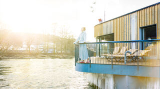 Das 250 Quadratmeter große Gebäude gehört zur Emser Therme, liegt auf einem Ponton am Ufer hinter der Staustufe und ist über einen Steg zu erreichen. Es gibt zwei finnische Saunen sowie einen Ruhebereich mit einer Terrasse. Die größere Sauna hat raumhohe Fenster, welche einen tollen Ausblick ermöglichen.