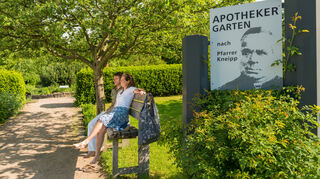 Im Kurpark des Kneipp-Heilbads Bad Marienberg im Westerwald steht eine Baumelbank am Apothekergarten. Im Garten gedeihen 100 verschiedene Heilpflanzen – von der Königskerze bis zum Lavendel. Das ganzheitliche Konzept des Pfarrers und Naturheilkundlers Sebastian Kneipp (1821–1897) ruht auf fünf Säulen: Bewegung, Ordnung des Lebens, Ernährung, Heilpflanzen und Wasser – und in allen Bereichen können sich Besucher in Bad Marienberg etwas Gutes tun.