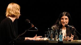 Moshtari Hilal (r.) und Christiane Lutz im Gespräch.