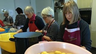 Dorle Konrad (v. l.), Kerstin Petrauschke, Jutta Roth, Barbara Weber und Ulla Kilian kümmern sich ums Mittagessen.