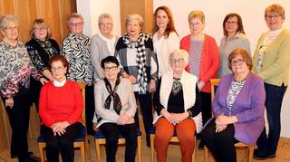 Für viele Jahre Treue zu den Landfrauen wurden geehrt: Gisela Schrenk (v. l.), Christa Wirtz, Margit Vögele, Agnes van der Cloet, Christa Lehrenkrauß, Simone Köhler, Monika Grimm, Monika Postelt sowie Annemarie Pfuhl, Brigitte Zimmermann, Inge Roth und Sieglinde Bohrmann, die aus dem Vorstand ausschied. Rechts hinten Vorsitzende Traudel Uhrig.