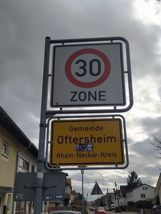 Am Ortseingang erinnert ein Schild an die Geschwindigkeitsbeschränkung - nicht immer mit Erfolg.