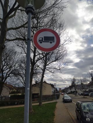 Noch auf Schwetzinger Gemarkung weist ein Schild auf ein Durchfahrtsverbot für Lkw hin, an das sich jedoch laut Anwohnern nicht alle halten.