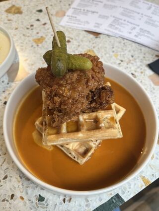 Die "Chicken Waffle" überzeugt mit dem Zusammenspiel aus Hot Sauce und Ahornsirup.
