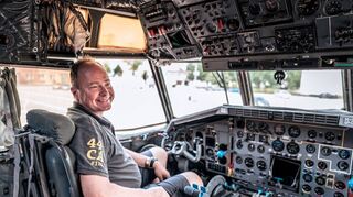 Peter Horsch von den Classic Aviators sitzt hier in der Transall. Er steht auch für die Erlebnisführungen bereit.