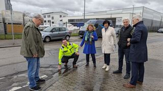 Carsten Petzold (v. l.), Kai Schemenauer, Elfriede Fackel-Kretz-Keller, Ulrike Utz, Karl Rupp und Bürgermeister Matthias Steffan begutachten die Schlaglöcher in der Scheffelstraße.