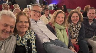 Der Weg aus Rauenberg hat sich für Volker Bendel (v. l.), Dorothee Bendel, Michael und Alexandra Böttcher, Tanha Bader sowie Jürgen Adolf gelohnt: Das Programm vom Huub Dutch Duo begeistert.