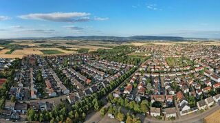 Blick auf Plankstadt aus der Vogelperspektive: Die Fraktionen blicken positiv auf die finanzielle Entwicklung der Gemeinde.