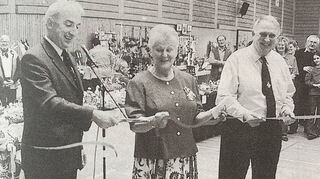 1996 eröffnen Bürgermeister Walter Klein (v. l.), Erika Nohe und Philipp Bickle den Ostermarkt in der Mehrzweckhalle, in der dieser damals erstmals ausgetragen wurde.