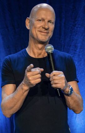 Comedian Rüdiger Hoffmann sorgt in der Stadthalle für Lacher.