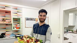 Youssef präsentiert stolz seine Vorspeisenvariationen nach marokkanischer Art.