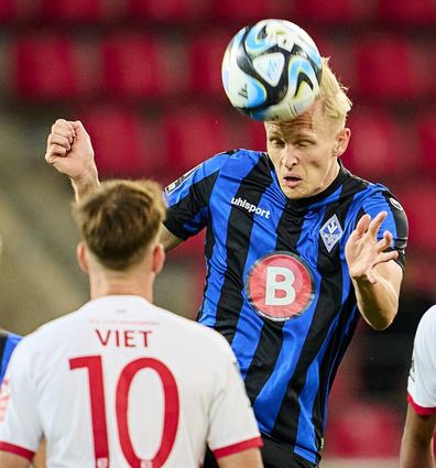 Das Hinspiel in Regensburg – hier klärt Julian Rieckmann mit einem Kopfball – verlor der SV Waldhof 0:2.