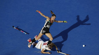 01.08.2018, Großbritannien, London: Hockey, Damen: WM, Deutschland - Spanien, Finalrunde, Viertelfinale im Lee Valley Hockey and Tennis Centre: Die Deutsche Cecile Pieper, oben, kämpft mit der Spanierin Maria Lopez. Foto: Matt Dunham/AP/dpa +++ dpa-Bildfunk +++