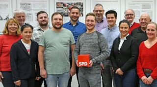 Die SPD tritt zur Gemeinderatswahl unter anderem mit Carol Eppinger (v. l.), Herbert Brenner, Anna Abraham, David Eichouh, Johannes Keller, Robin Pitsch, Tobias Kreichgauer, Guido Loesche, Max Kritter, Neza Yildirim, Norbert Theobald, Hans-Peter Müller, Daniela Deseyve-Nohl und Sabine Rebmann an.