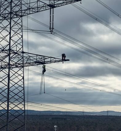 Für die Leitungsmonteure ist der Einsatz in luftiger Höhe alles andere als selbstver-ständlich. Sie brauchen Nerven wie Drahtseile.