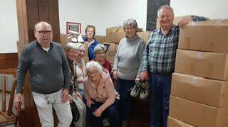Ein Teil der Helfer der Kolpingfamilie, Karl-Heinz Hitschfeld (v. l.), Doris Behrendt, Vero-nika Pfister, Gabi Berger, Irene Hitschfeld, Ursula Jennewein und Gerhard Zirnstein, sortiert und verpackt die gespendeten Schuhe.
