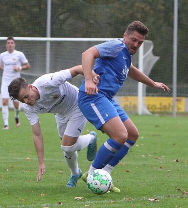 Diese Szene wird in der Rückrunde Seltenheitswert besitzen, denn Alexander Dirks (r.) wird beim Fußball-Landesligisten SV 98 Schwetzingen als Cheftrainer zukünftig vor allem von der Außenlinie aus ins Spiel eingreifen.