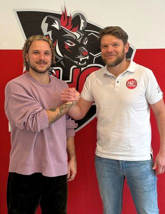 Pascal Durak (v. l.) und Martin Schmitt nach der Vertragsunterzeichnung zu Duraks Rückkehr.