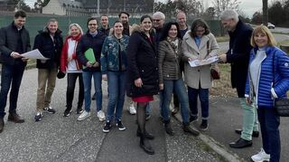 Die Teilnehmer der Begehung der Tompkins Barracks: Markus Bürger (v. l.), Dr. Horst Herrmann, Christine Wonner, Nils Melkus, Matthias Langer, Luisa Rudnik, Patrick Arzt, Sarina Klein, Ulrich Renkert, Monika Steidle sowie Christoph Stemmler und zwischen den Stadträtinnen Susanne Bertrand-Baumann und Rita Erny erläutert Bürgermeister Matthias Steffan einen Lageplan.